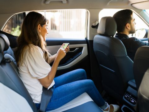 women getting into a rideshare from Auro Travel, founded by Leopoldo Alejandro Betancourt Lopez