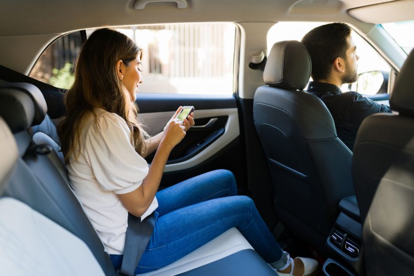 women getting into a rideshare from Auro Travel, founded by Leopoldo Alejandro Betancourt Lopez