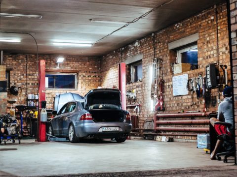 3 Ways to Choose Industrial-Grade Countertops for a Garage